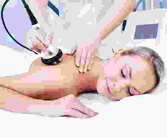 blog-detail-12 A woman getting her back examined by an esthetician.